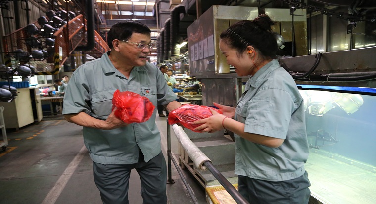 以人為本送關愛  絲絲清涼寄深情